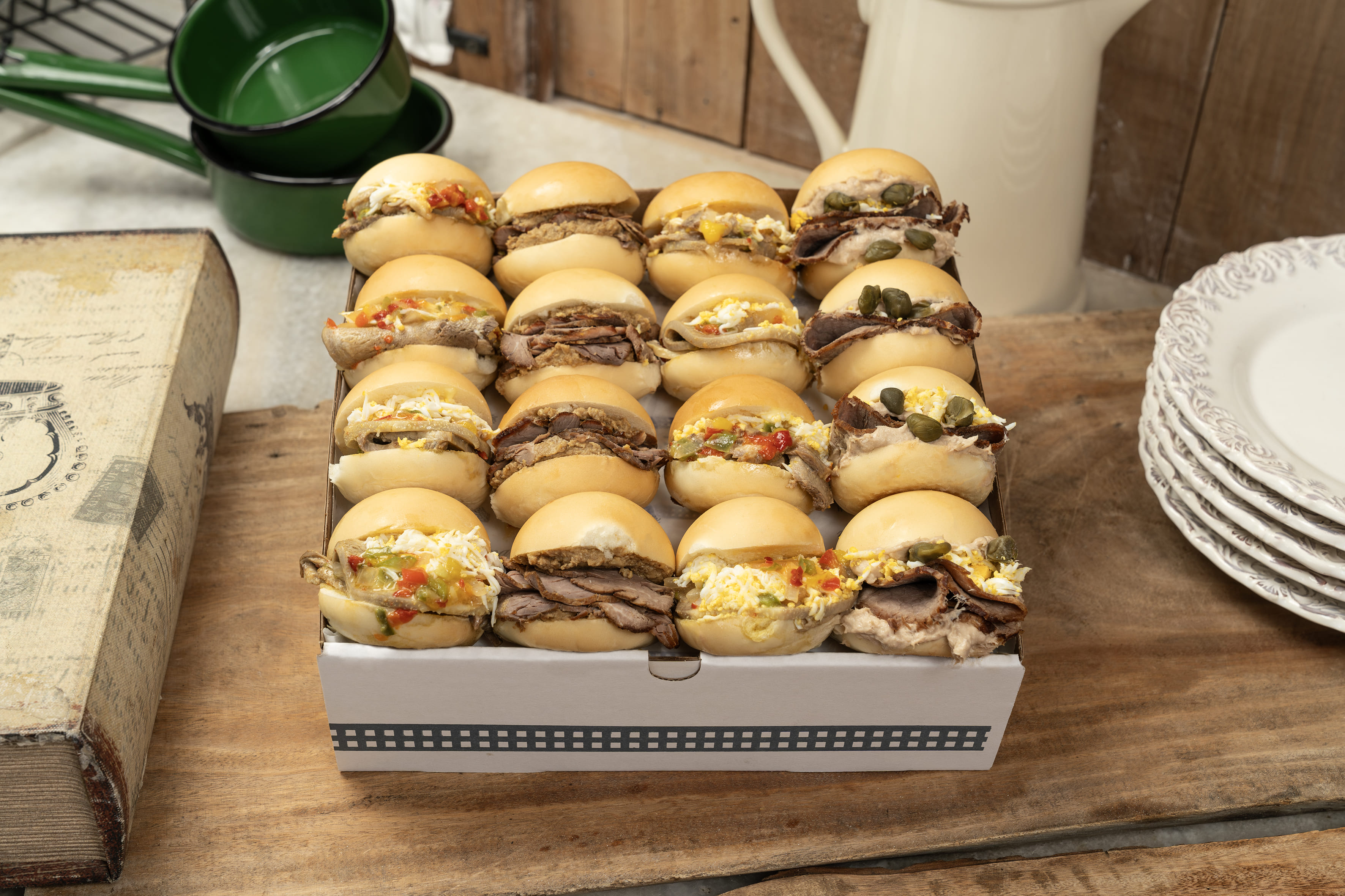 CAJA GRANDE SANDWICHES DE CARNE FRIA